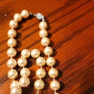 Vintage Glass Pearl's Like Brand New Absolutely Beautiful ✨️